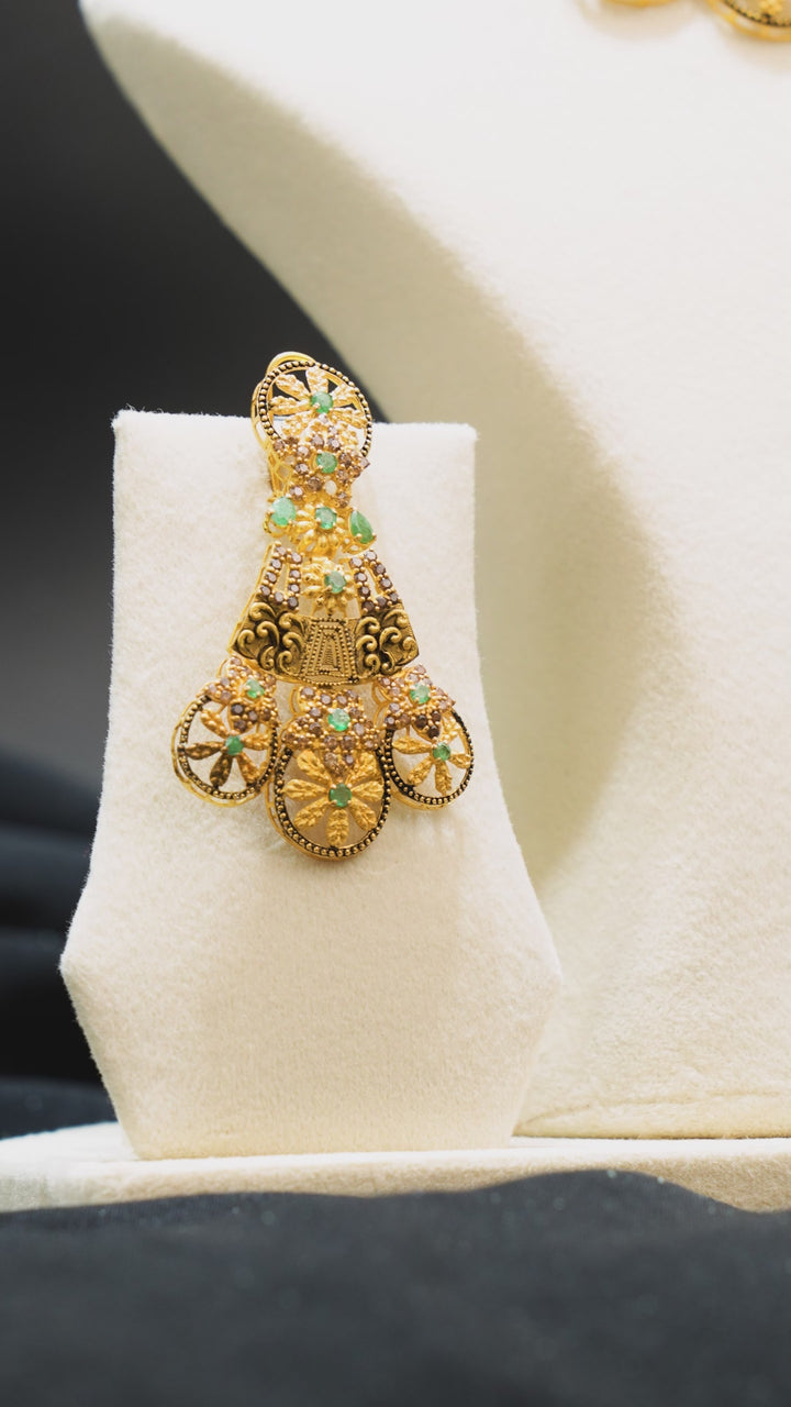 Video showcasing the Antique Heirloom 22K Gold Jewelry Set with intricate handcrafted designs, perfect for weddings and special occasions.