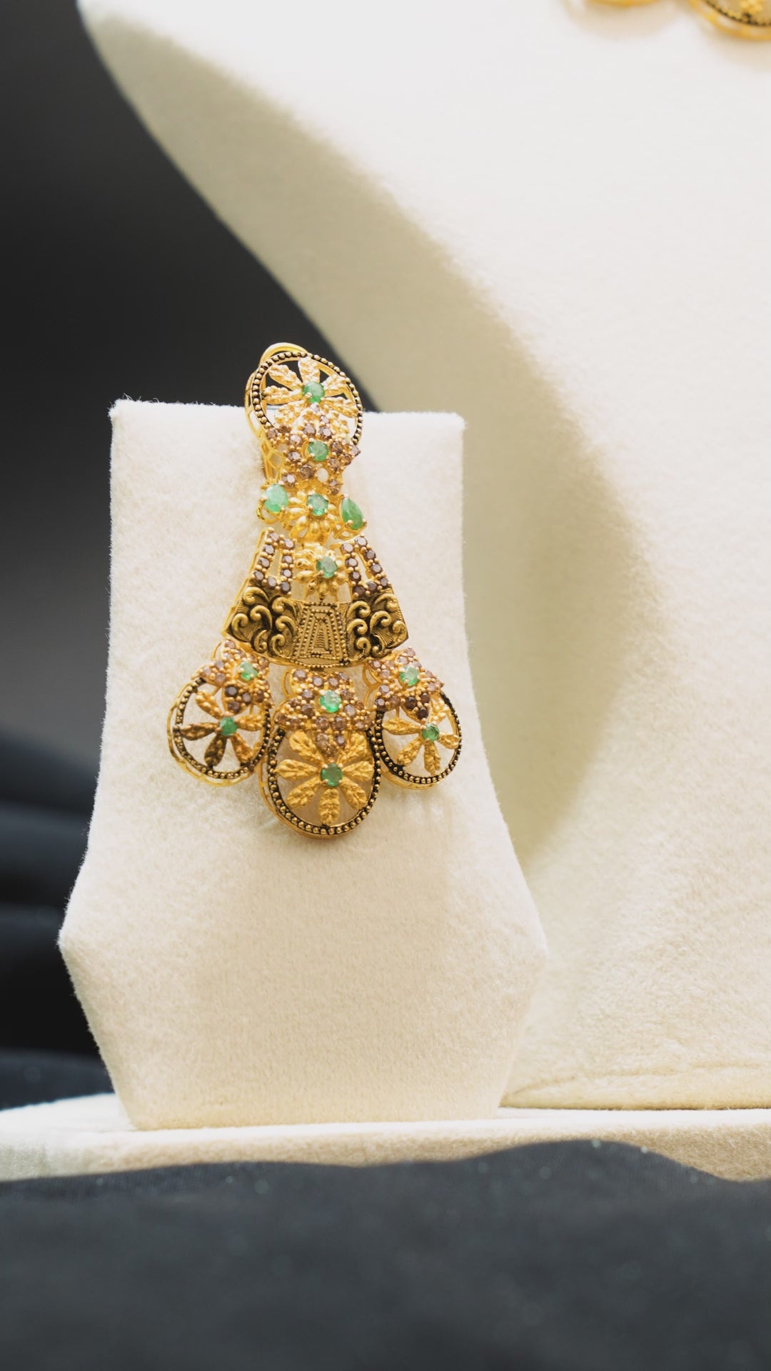Video showcasing the Antique Heirloom 22K Gold Jewelry Set with intricate handcrafted designs, perfect for weddings and special occasions.